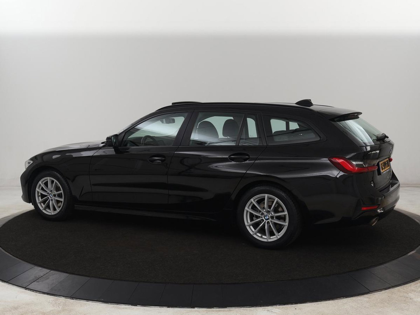 BMW 3-serie 320i Executive Edition | Panoramadak | Carplay | Navigatie | Live Cockpit | Full LED | Parkeerhulp | Cruise control | Climate control