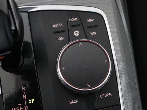 BMW 3-serie 320i Executive Edition | Panoramadak | Carplay | Navigatie | Live Cockpit | Full LED | Parkeerhulp | Cruise control | Climate control