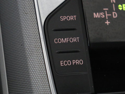 BMW 3-serie 320i Executive Edition | Panoramadak | Carplay | Navigatie | Live Cockpit | Full LED | Parkeerhulp | Cruise control | Climate control