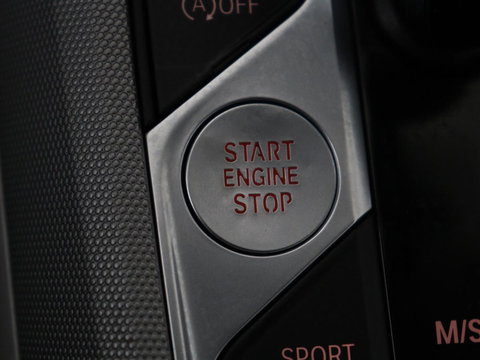 BMW 3-serie 320i Executive Edition | Panoramadak | Carplay | Navigatie | Live Cockpit | Full LED | Parkeerhulp | Cruise control | Climate control