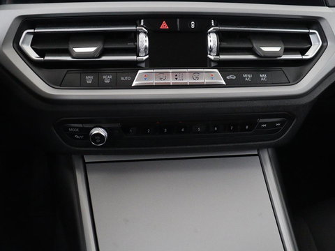 BMW 3-serie 320i Executive Edition | Panoramadak | Carplay | Navigatie | Live Cockpit | Full LED | Parkeerhulp | Cruise control | Climate control