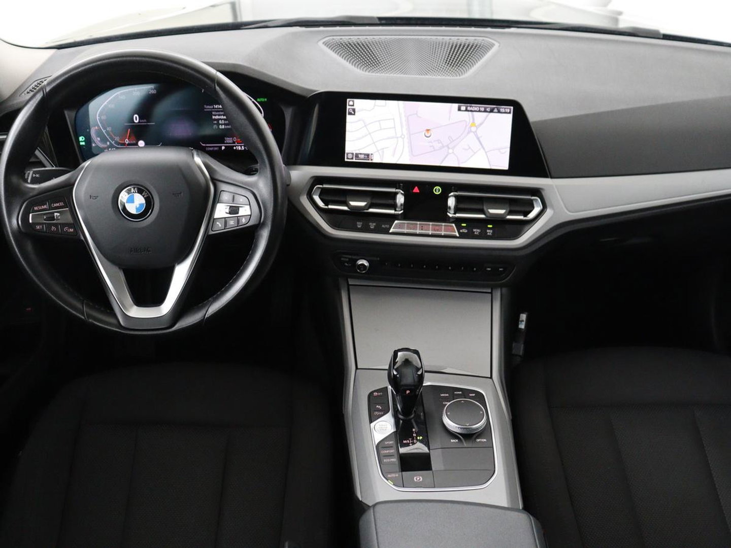 BMW 3-serie 320i Executive Edition | Panoramadak | Carplay | Navigatie | Live Cockpit | Full LED | Parkeerhulp | Cruise control | Climate control