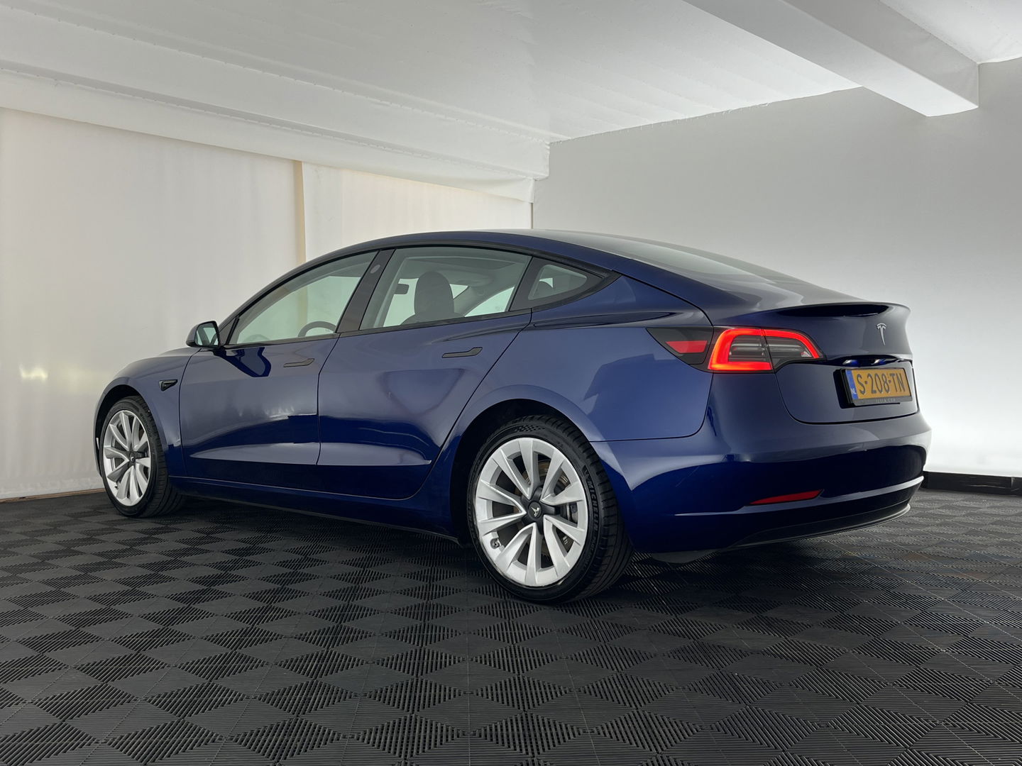 Tesla Model 3 Standard RWD Plus 60 kWh [ 3-Fase ] (INCL-BTW) Aut. *PANO | AUTOPILOT | LEATHER | KEYLESS | FULL-LED | MEMORY-PACK | TOPVIEW | DAB | CARPLAY | DIGI-COCKPIT | LANE-ASSIST | COMFORTSEATS | 19"ALU*