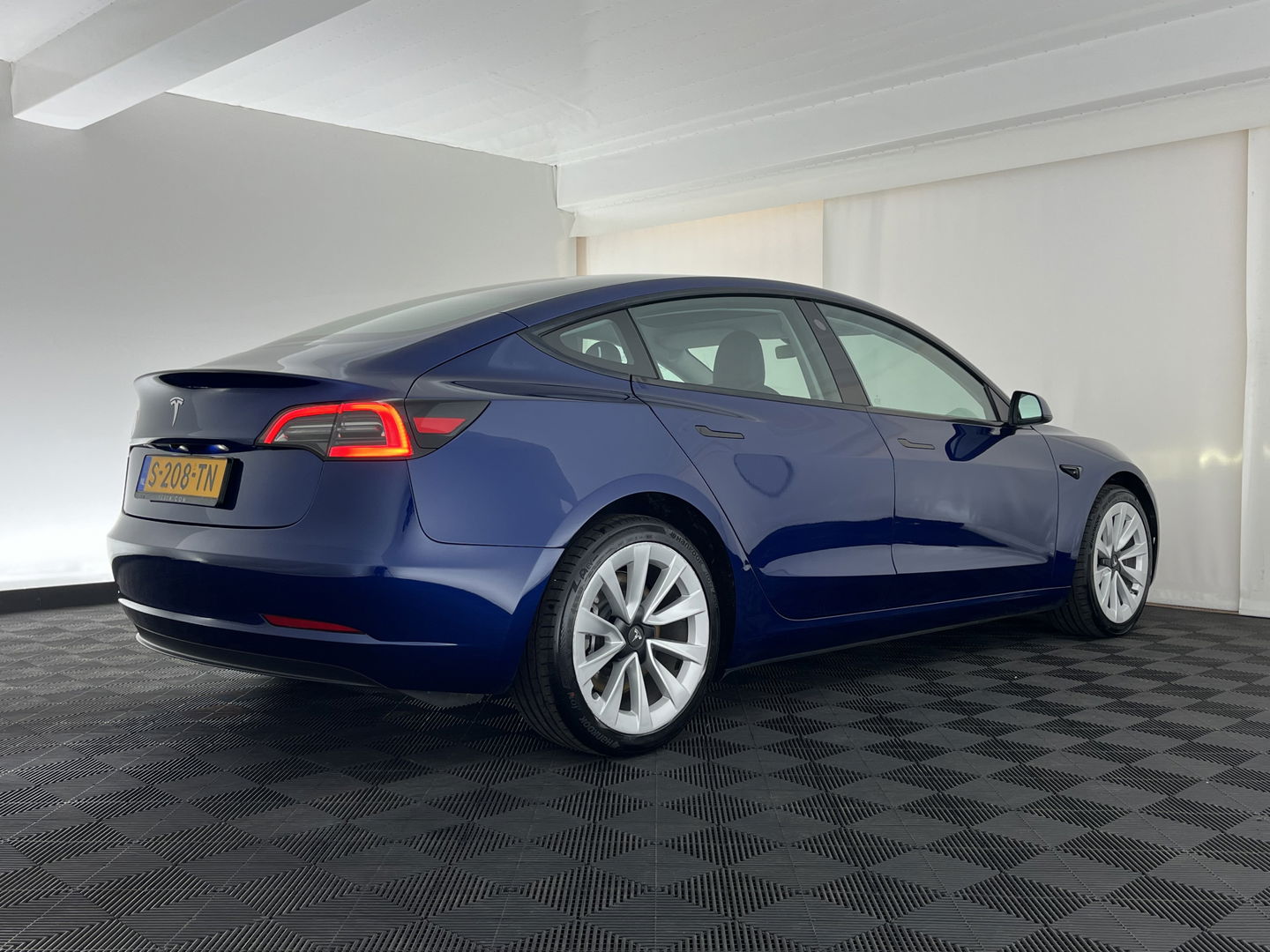 Tesla Model 3 Standard RWD Plus 60 kWh [ 3-Fase ] (INCL-BTW) Aut. *PANO | AUTOPILOT | LEATHER | KEYLESS | FULL-LED | MEMORY-PACK | TOPVIEW | DAB | CARPLAY | DIGI-COCKPIT | LANE-ASSIST | COMFORTSEATS | 19"ALU*
