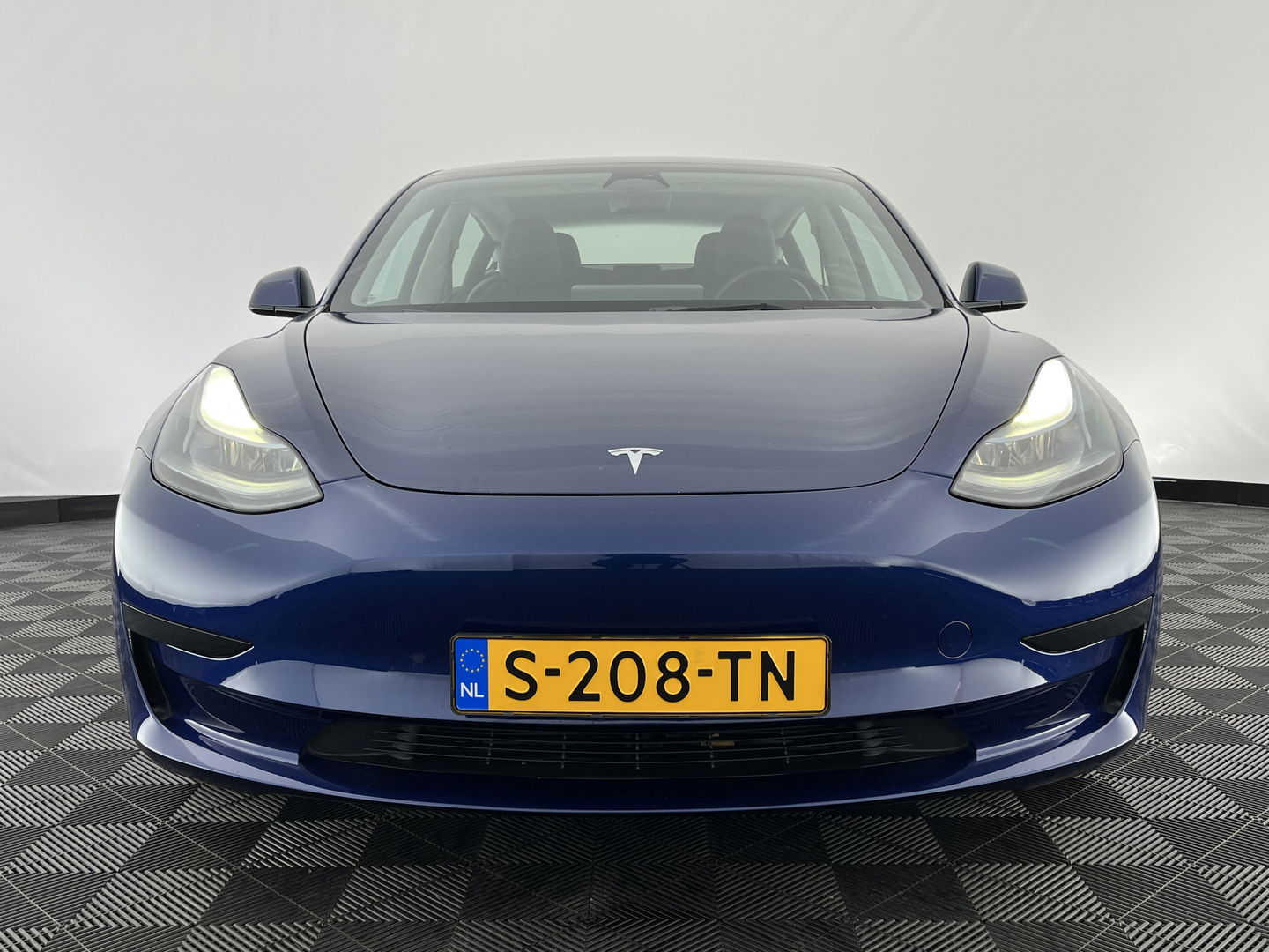Tesla Model 3 Standard RWD Plus 60 kWh [ 3-Fase ] (INCL-BTW) Aut. *PANO | AUTOPILOT | LEATHER | KEYLESS | FULL-LED | MEMORY-PACK | TOPVIEW | DAB | CARPLAY | DIGI-COCKPIT | LANE-ASSIST | COMFORTSEATS | 19"ALU*