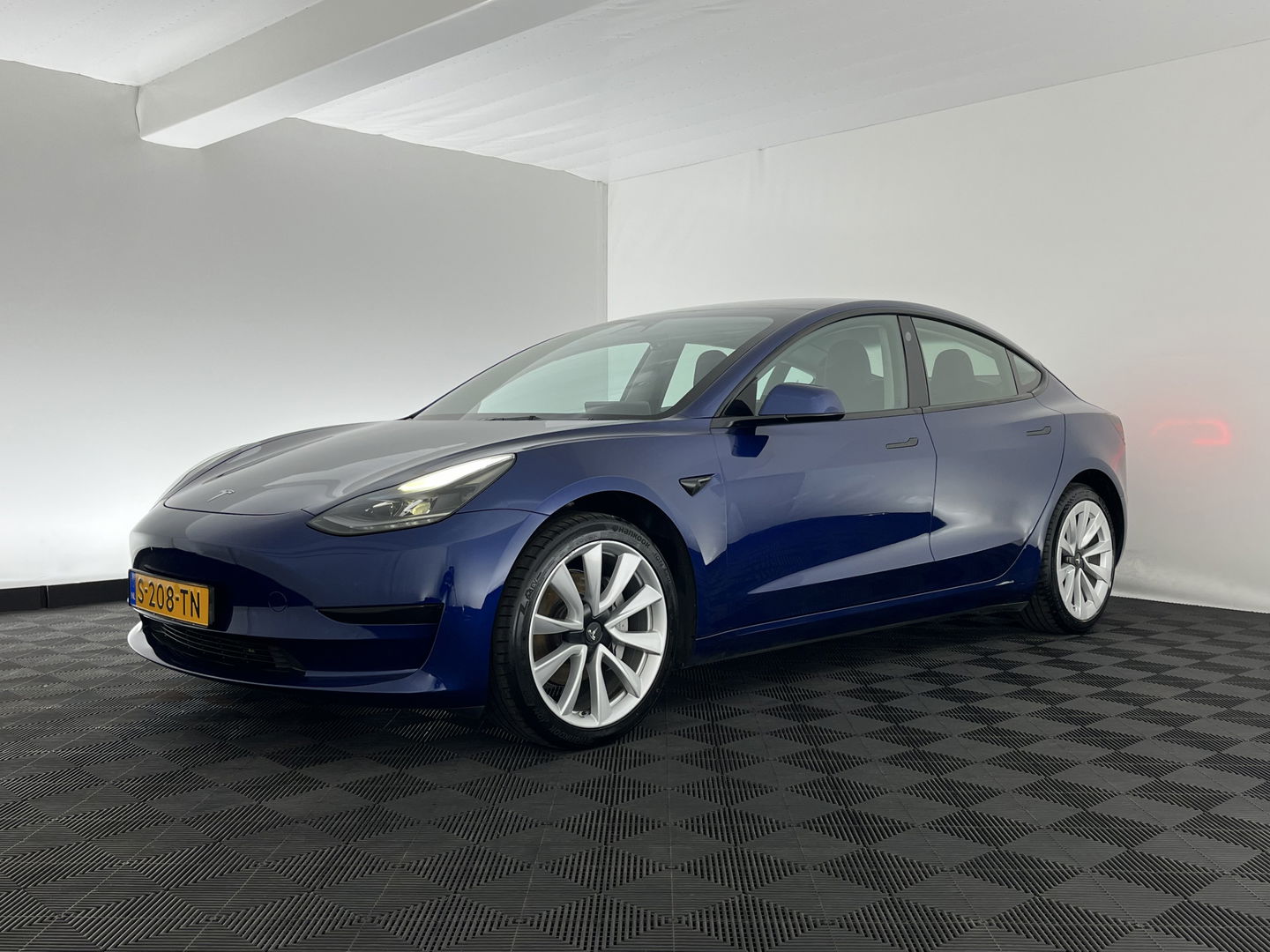 Tesla Model 3 Standard RWD Plus 60 kWh [ 3-Fase ] (INCL-BTW) Aut. *PANO | AUTOPILOT | LEATHER | KEYLESS | FULL-LED | MEMORY-PACK | TOPVIEW | DAB | CARPLAY | DIGI-COCKPIT | LANE-ASSIST | COMFORTSEATS | 19"ALU*