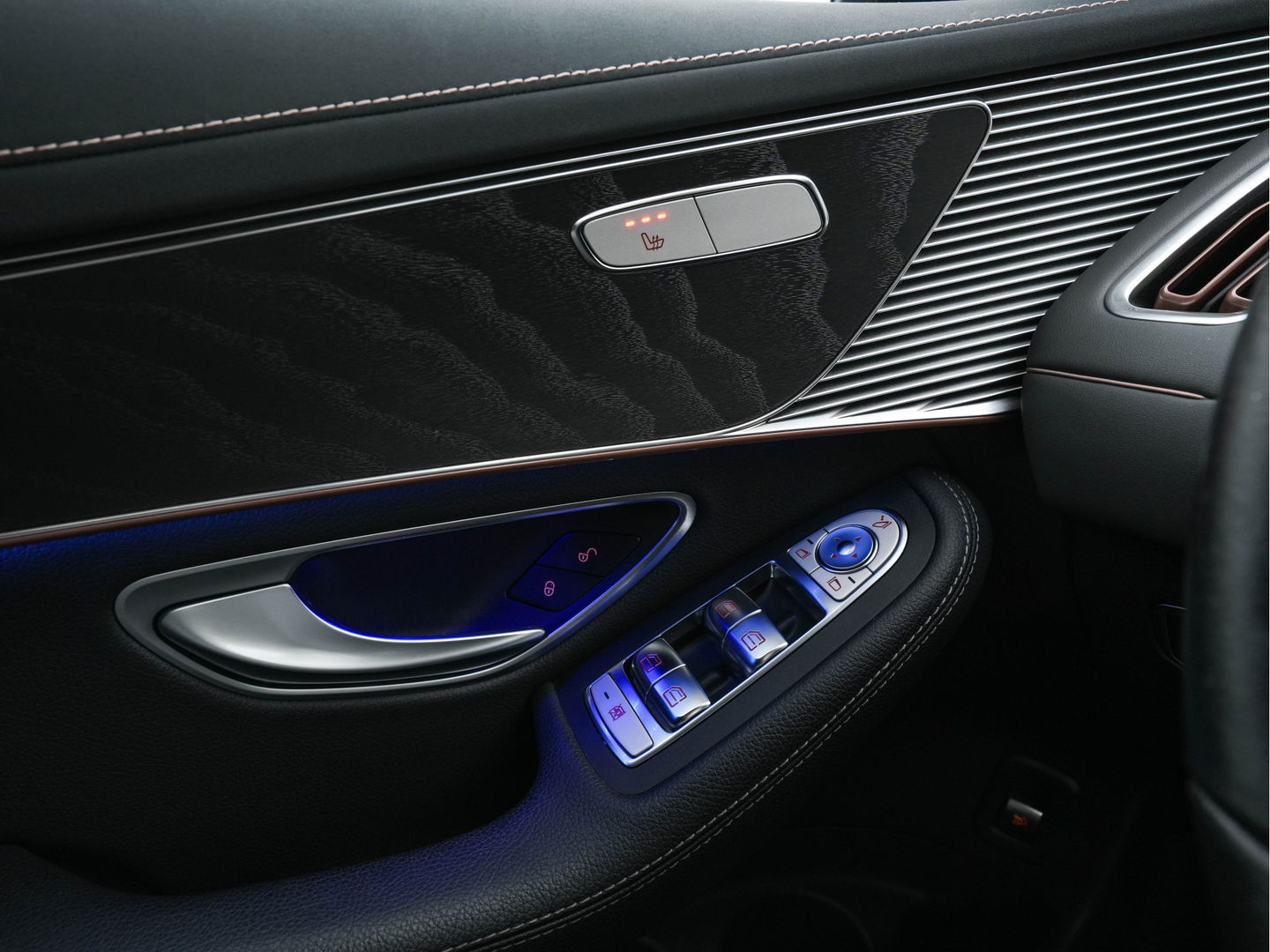 Mercedes-Benz EQC 400 4MATIC Business Solution Luxury 80 kWh {SOH-89%} (INCL.BTW) Aut.*LEATHER | FULL-LED | DISTRONIC | BLINDSPOT | HEATED-COMFORTSEATS | DIGI-WIDESCREEN | DAB+ | KEYLESS | AMBIENTLIGHT | NAVI-FULLMAP | ECC | PRIVACY-GLASS | PDC | 20''ALU*