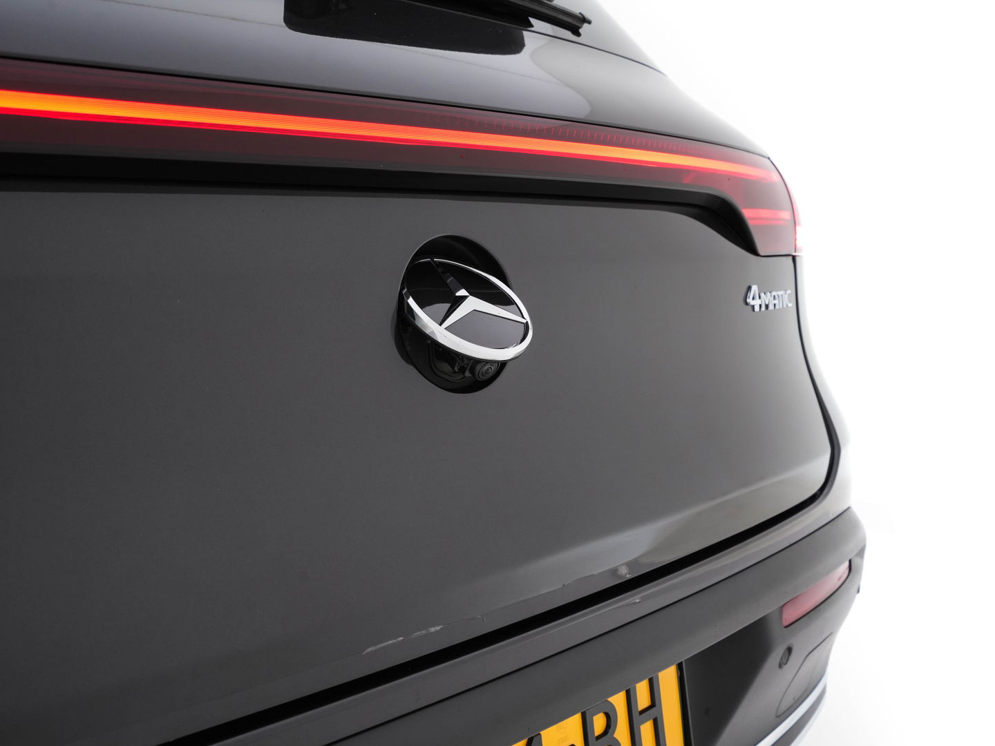 Mercedes-Benz EQC 400 4MATIC Business Solution Luxury 80 kWh {SOH-89%} (INCL.BTW) Aut.*LEATHER | FULL-LED | DISTRONIC | BLINDSPOT | HEATED-COMFORTSEATS | DIGI-WIDESCREEN | DAB+ | KEYLESS | AMBIENTLIGHT | NAVI-FULLMAP | ECC | PRIVACY-GLASS | PDC | 20''ALU*