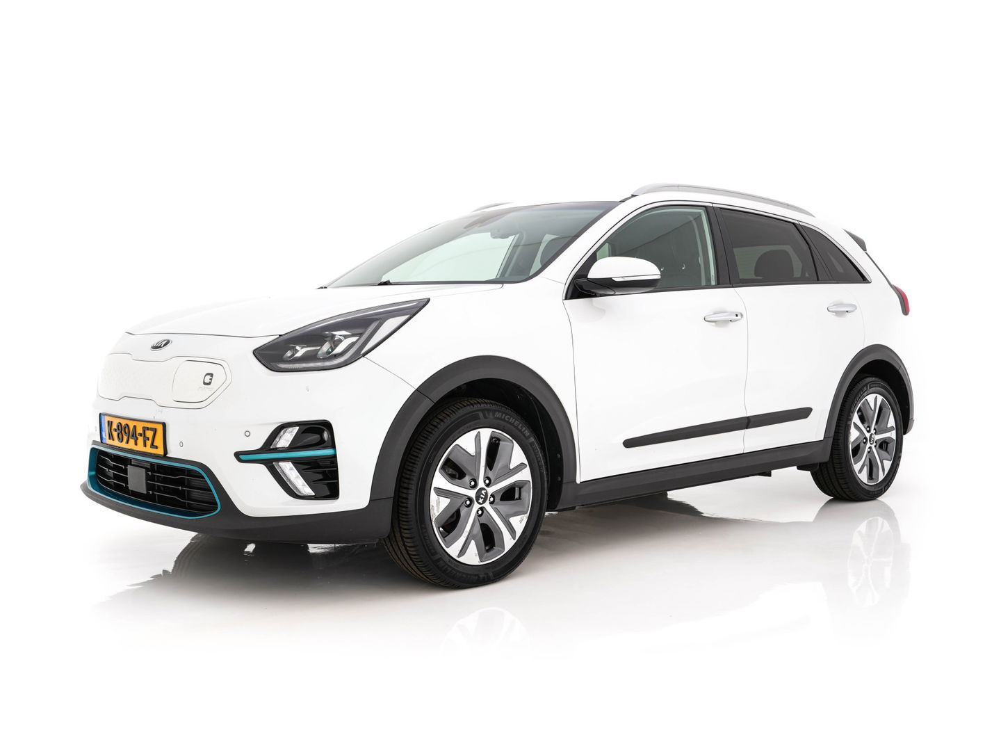 Kia e-Niro ExecutiveLine 64 kWh [ 3-Fase ] {SOH-100%} (INCL-BTW)  Aut.*HEATPUMP | LEATHER | FULL-LED | NAVI-FULLMAP | ADAPTIVE-CRUISE | CAMERA | MEMORY-PACK | LANE-ASSIST | KEYLESS | DIGI-COCKPIT | PRIVACYGLASS | SHIFTPADDLES | 17"ALU*