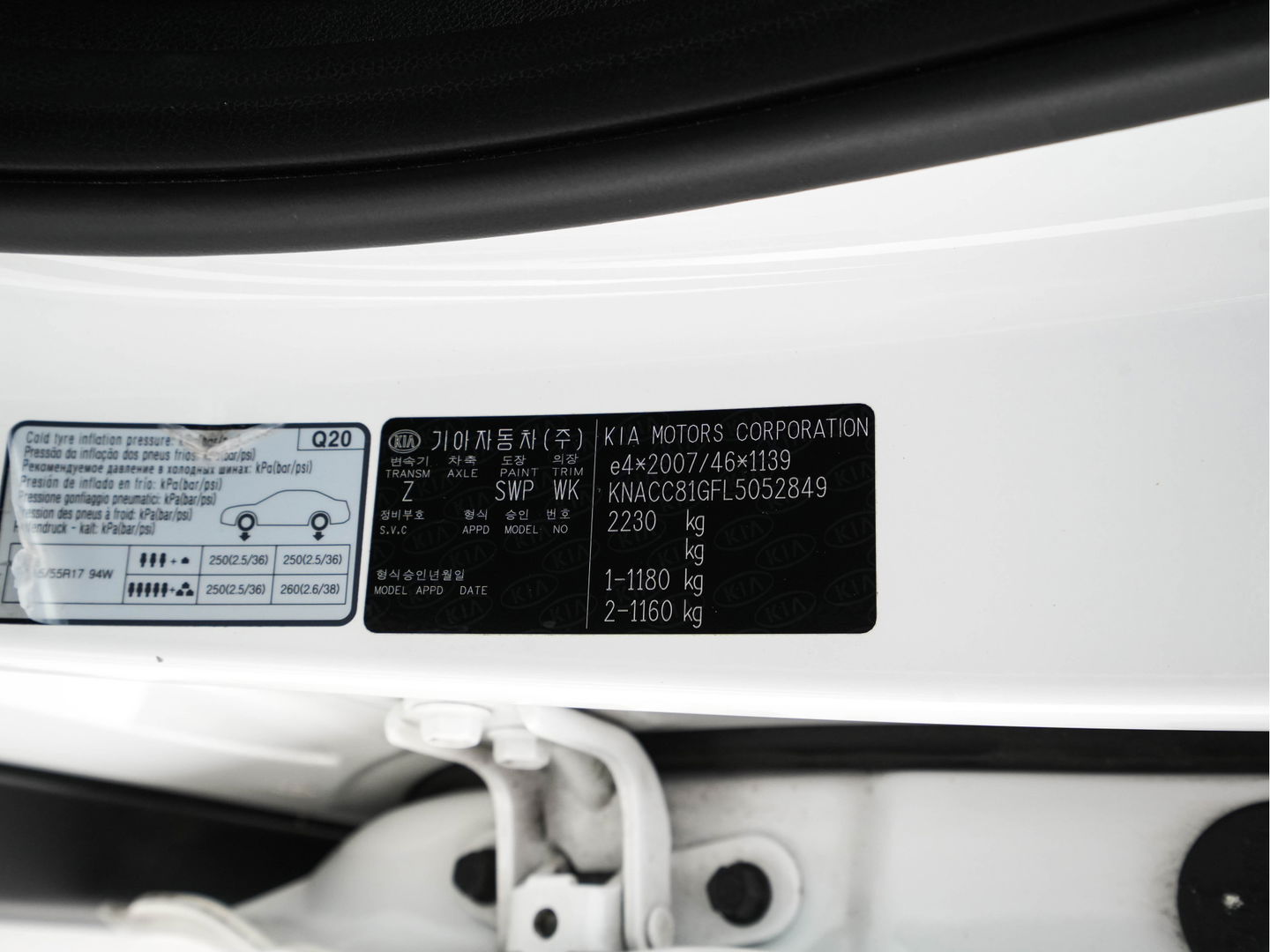 Kia e-Niro ExecutiveLine 64 kWh [ 3-Fase ] {SOH-100%} (INCL-BTW)  Aut.*HEATPUMP | LEATHER | FULL-LED | NAVI-FULLMAP | ADAPTIVE-CRUISE | CAMERA | MEMORY-PACK | LANE-ASSIST | KEYLESS | DIGI-COCKPIT | PRIVACYGLASS | SHIFTPADDLES | 17"ALU*