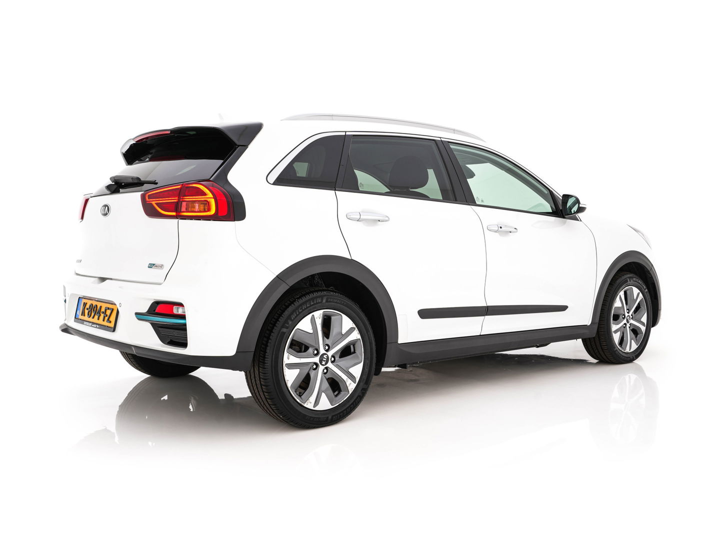 Kia e-Niro ExecutiveLine 64 kWh [ 3-Fase ] {SOH-100%} (INCL-BTW)  Aut.*HEATPUMP | LEATHER | FULL-LED | NAVI-FULLMAP | ADAPTIVE-CRUISE | CAMERA | MEMORY-PACK | LANE-ASSIST | KEYLESS | DIGI-COCKPIT | PRIVACYGLASS | SHIFTPADDLES | 17"ALU*