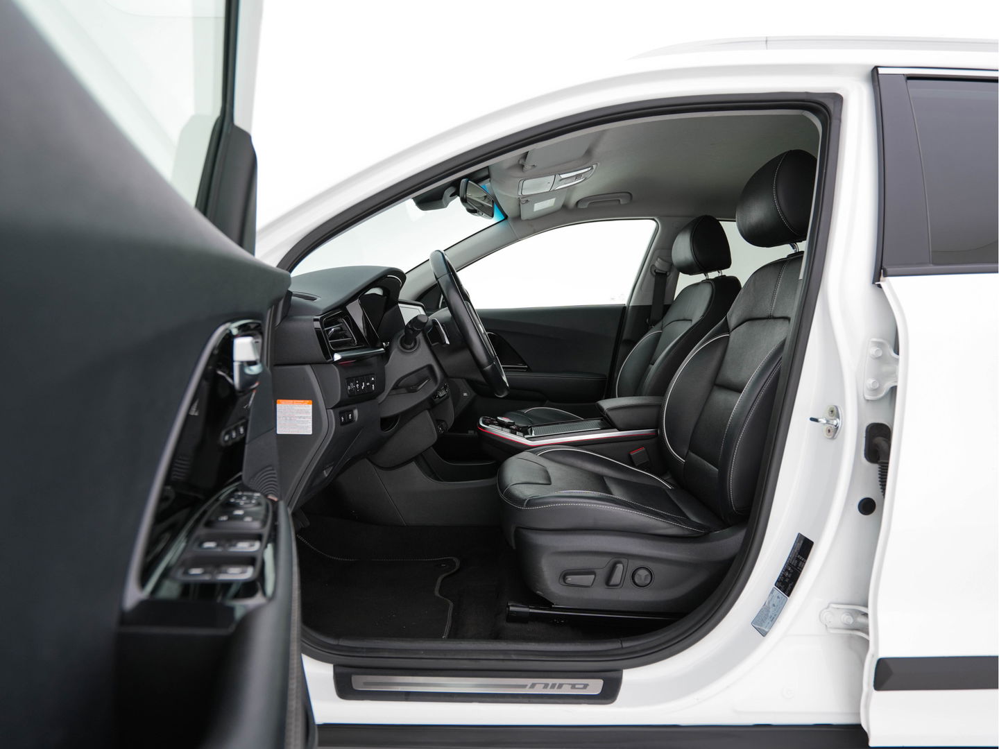 Kia e-Niro ExecutiveLine 64 kWh [ 3-Fase ] {SOH-100%} (INCL-BTW)  Aut.*HEATPUMP | LEATHER | FULL-LED | NAVI-FULLMAP | ADAPTIVE-CRUISE | CAMERA | MEMORY-PACK | LANE-ASSIST | KEYLESS | DIGI-COCKPIT | PRIVACYGLASS | SHIFTPADDLES | 17"ALU*