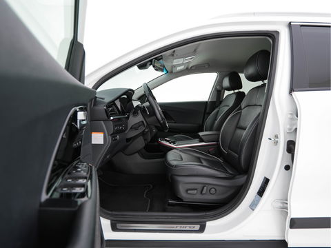 Kia e-Niro ExecutiveLine 64 kWh [ 3-Fase ] {SOH-100%} (INCL-BTW)  Aut.*HEATPUMP | LEATHER | FULL-LED | NAVI-FULLMAP | ADAPTIVE-CRUISE | CAMERA | MEMORY-PACK | LANE-ASSIST | KEYLESS | DIGI-COCKPIT | PRIVACYGLASS | SHIFTPADDLES | 17"ALU*