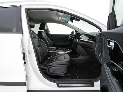 Kia e-Niro ExecutiveLine 64 kWh [ 3-Fase ] {SOH-100%} (INCL-BTW)  Aut.*HEATPUMP | LEATHER | FULL-LED | NAVI-FULLMAP | ADAPTIVE-CRUISE | CAMERA | MEMORY-PACK | LANE-ASSIST | KEYLESS | DIGI-COCKPIT | PRIVACYGLASS | SHIFTPADDLES | 17"ALU*