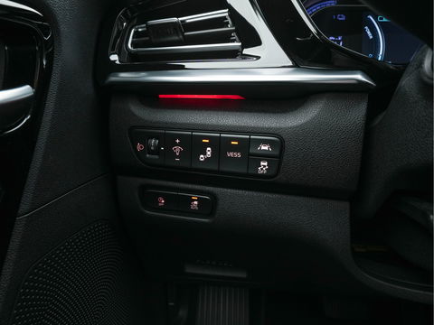 Kia e-Niro ExecutiveLine 64 kWh [ 3-Fase ] {SOH-100%} (INCL-BTW)  Aut.*HEATPUMP | LEATHER | FULL-LED | NAVI-FULLMAP | ADAPTIVE-CRUISE | CAMERA | MEMORY-PACK | LANE-ASSIST | KEYLESS | DIGI-COCKPIT | PRIVACYGLASS | SHIFTPADDLES | 17"ALU*