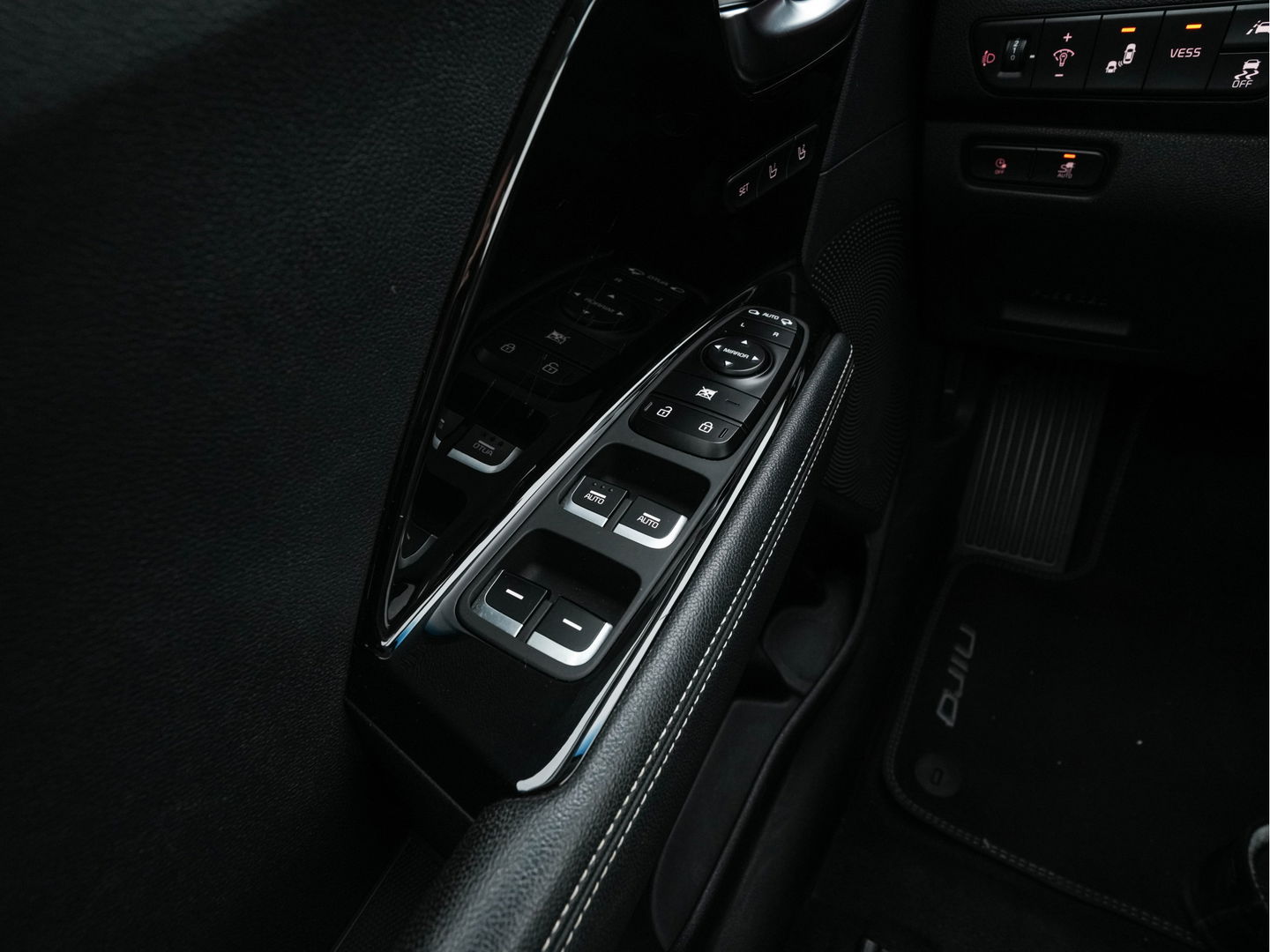 Kia e-Niro ExecutiveLine 64 kWh [ 3-Fase ] {SOH-100%} (INCL-BTW)  Aut.*HEATPUMP | LEATHER | FULL-LED | NAVI-FULLMAP | ADAPTIVE-CRUISE | CAMERA | MEMORY-PACK | LANE-ASSIST | KEYLESS | DIGI-COCKPIT | PRIVACYGLASS | SHIFTPADDLES | 17"ALU*