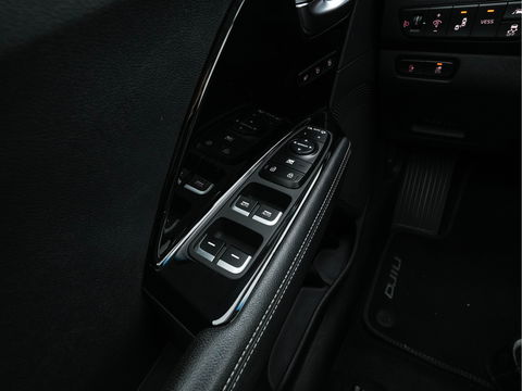 Kia e-Niro ExecutiveLine 64 kWh [ 3-Fase ] {SOH-100%} (INCL-BTW)  Aut.*HEATPUMP | LEATHER | FULL-LED | NAVI-FULLMAP | ADAPTIVE-CRUISE | CAMERA | MEMORY-PACK | LANE-ASSIST | KEYLESS | DIGI-COCKPIT | PRIVACYGLASS | SHIFTPADDLES | 17"ALU*