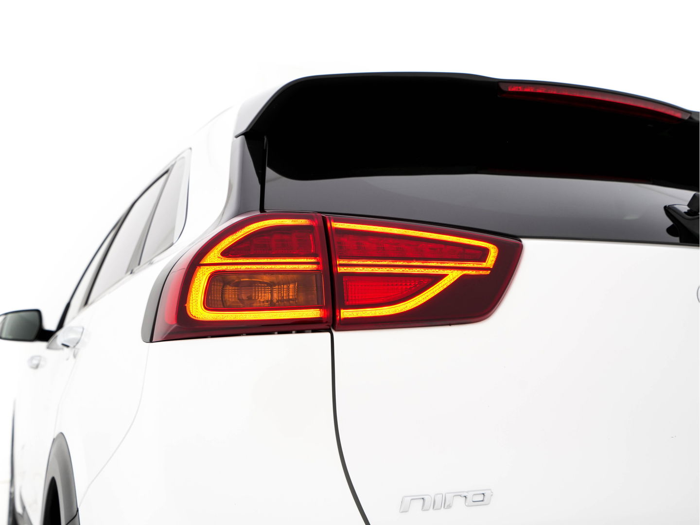 Kia e-Niro ExecutiveLine 64 kWh [ 3-Fase ] {SOH-100%} (INCL-BTW)  Aut.*HEATPUMP | LEATHER | FULL-LED | NAVI-FULLMAP | ADAPTIVE-CRUISE | CAMERA | MEMORY-PACK | LANE-ASSIST | KEYLESS | DIGI-COCKPIT | PRIVACYGLASS | SHIFTPADDLES | 17"ALU*