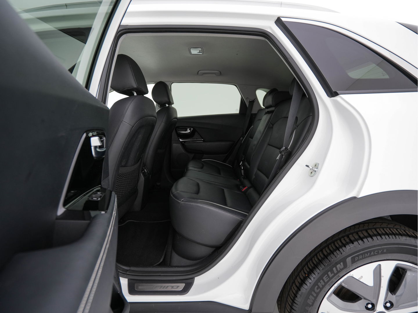 Kia e-Niro ExecutiveLine 64 kWh [ 3-Fase ] {SOH-100%} (INCL-BTW)  Aut.*HEATPUMP | LEATHER | FULL-LED | NAVI-FULLMAP | ADAPTIVE-CRUISE | CAMERA | MEMORY-PACK | LANE-ASSIST | KEYLESS | DIGI-COCKPIT | PRIVACYGLASS | SHIFTPADDLES | 17"ALU*