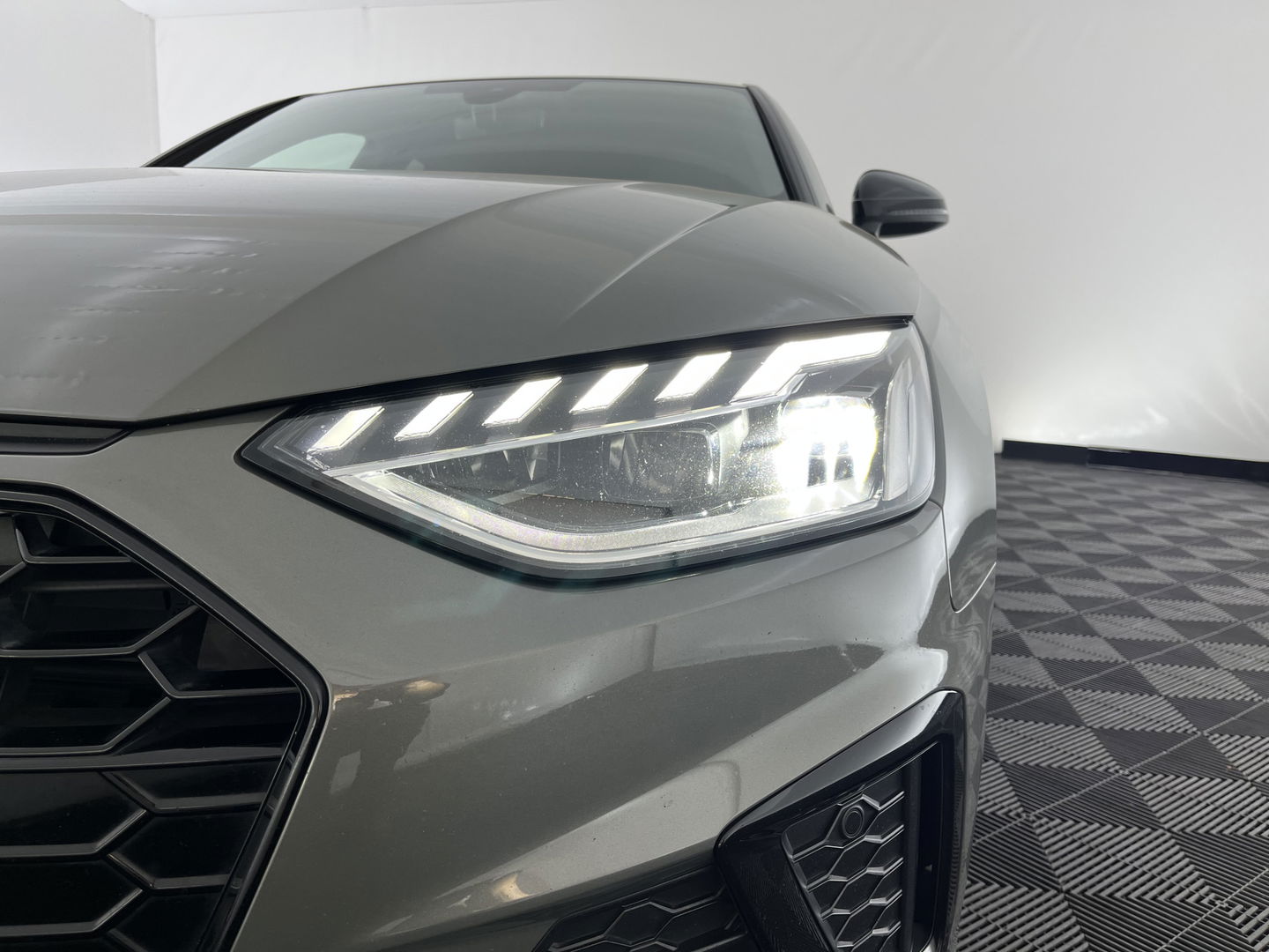 Audi A4 Limousine 35 TFSI S-Line Edition (INCL-BTW) Aut. *LEATHER-FABRIC | FULL-LED | DIGI-COCKPIT | DAB+ | CAMERA | SPORTSEATS | PRIVACYGLASS | ECC | CARPLAY | KEYLESS | SHIFTPADDLES | SELECT-DRIVE | PDC | CRUISE | 19''ALU*