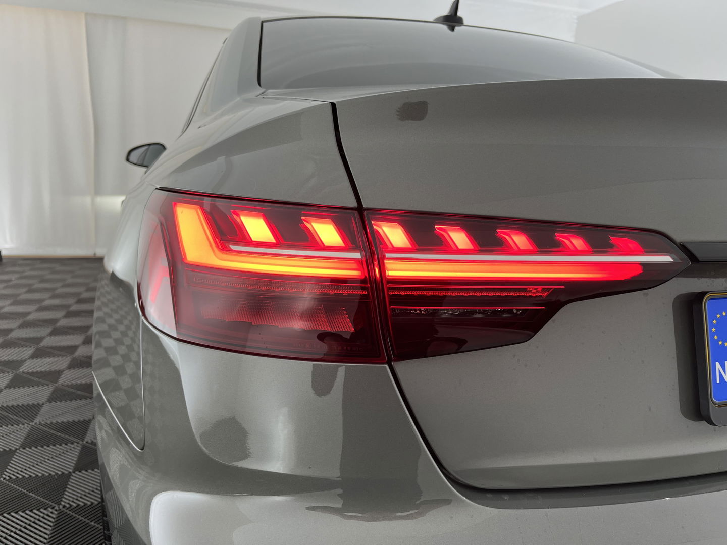 Audi A4 Limousine 35 TFSI S-Line Edition (INCL-BTW) Aut. *LEATHER-FABRIC | FULL-LED | DIGI-COCKPIT | DAB+ | CAMERA | SPORTSEATS | PRIVACYGLASS | ECC | CARPLAY | KEYLESS | SHIFTPADDLES | SELECT-DRIVE | PDC | CRUISE | 19''ALU*