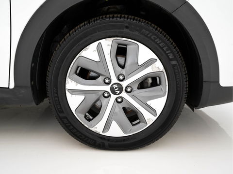 Kia e-Niro ExecutiveLine 64 kWh [ 3-Fase ] {SOH-100%} (INCL-BTW)  Aut.*HEATPUMP | LEATHER | FULL-LED | NAVI-FULLMAP | ADAPTIVE-CRUISE | CAMERA | MEMORY-PACK | LANE-ASSIST | KEYLESS | DIGI-COCKPIT | PRIVACYGLASS | SHIFTPADDLES | 17"ALU*