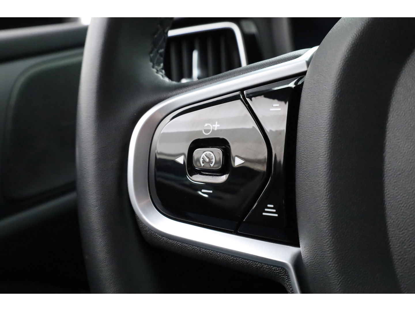 Volvo V60 T8 Recharge R-Design | Memory Seats | Pilot Assist | H&K Audio | Stoel- Stuurverw. | Elek. Trekhaak | Nav + CarPlay