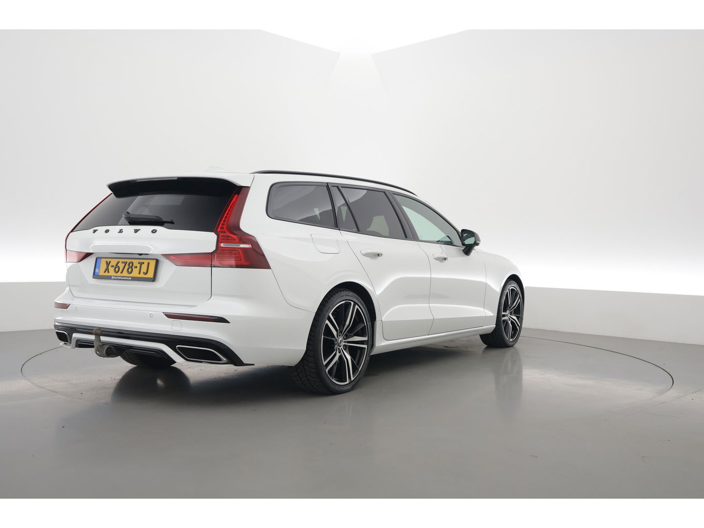 Volvo V60 T8 Recharge R-Design | Memory Seats | Pilot Assist | H&K Audio | Stoel- Stuurverw. | Elek. Trekhaak | Nav + CarPlay