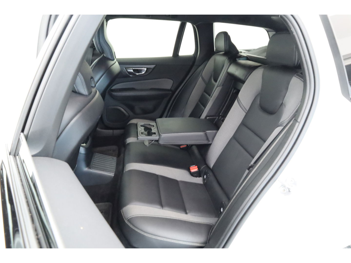 Volvo V60 T8 Recharge R-Design | Memory Seats | Pilot Assist | H&K Audio | Stoel- Stuurverw. | Elek. Trekhaak | Nav + CarPlay