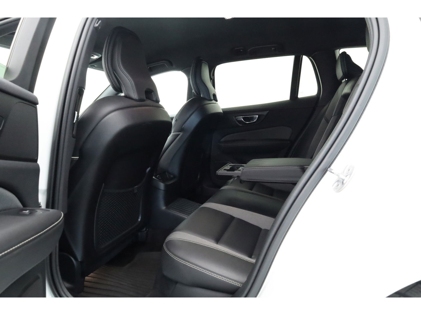 Volvo V60 T8 Recharge R-Design | Memory Seats | Pilot Assist | H&K Audio | Stoel- Stuurverw. | Elek. Trekhaak | Nav + CarPlay