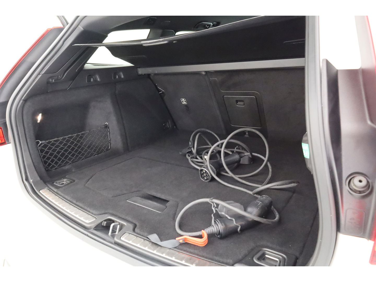 Volvo V60 T8 Recharge R-Design | Memory Seats | Pilot Assist | H&K Audio | Stoel- Stuurverw. | Elek. Trekhaak | Nav + CarPlay