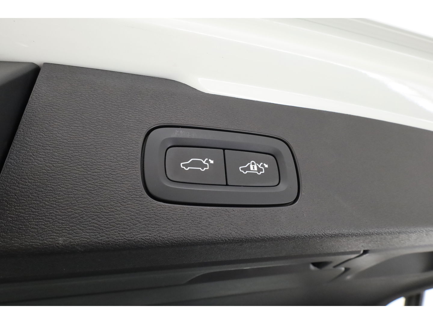 Volvo V60 T8 Recharge R-Design | Memory Seats | Pilot Assist | H&K Audio | Stoel- Stuurverw. | Elek. Trekhaak | Nav + CarPlay