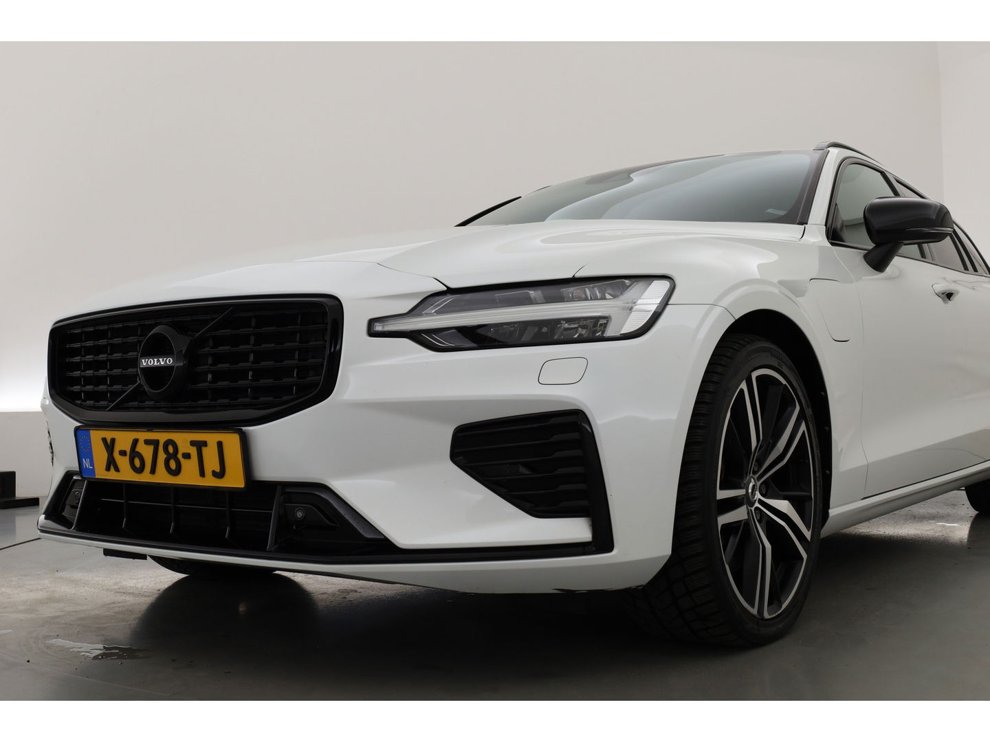 Volvo V60 T8 Recharge R-Design | Memory Seats | Pilot Assist | H&K Audio | Stoel- Stuurverw. | Elek. Trekhaak | Nav + CarPlay