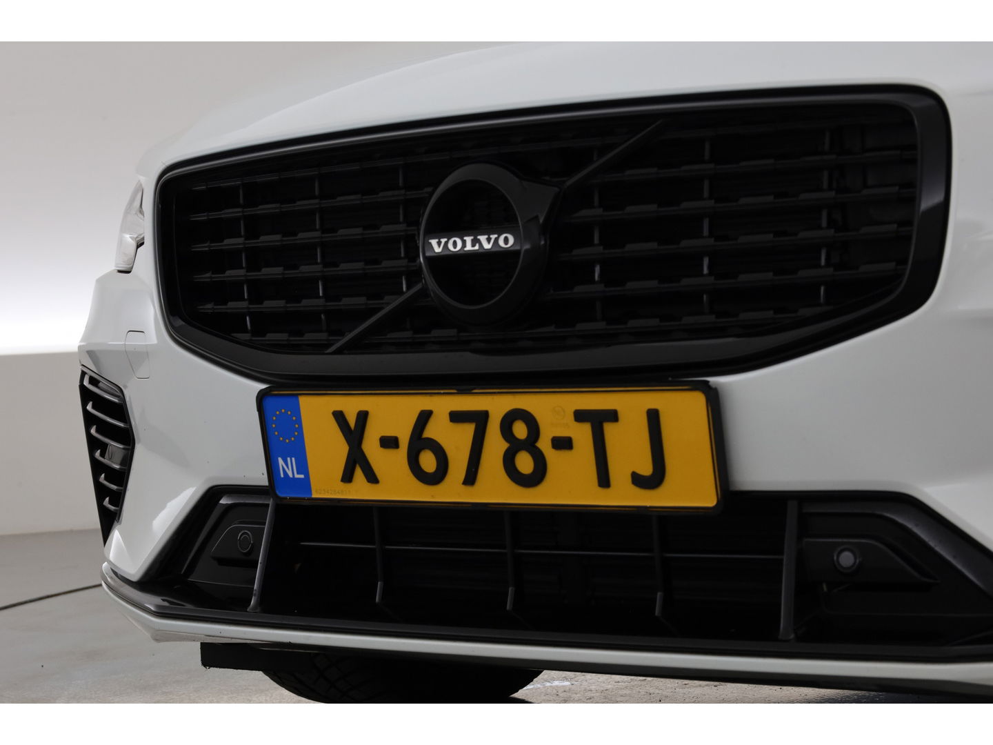 Volvo V60 T8 Recharge R-Design | Memory Seats | Pilot Assist | H&K Audio | Stoel- Stuurverw. | Elek. Trekhaak | Nav + CarPlay