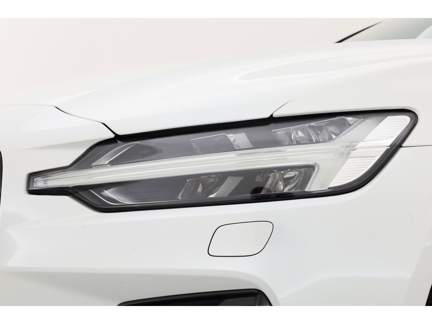 Volvo V60 T8 Recharge R-Design | Memory Seats | Pilot Assist | H&K Audio | Stoel- Stuurverw. | Elek. Trekhaak | Nav + CarPlay