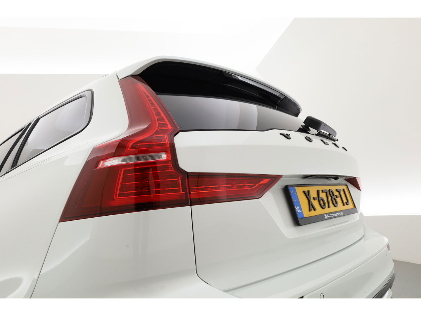 Volvo V60 T8 Recharge R-Design | Memory Seats | Pilot Assist | H&K Audio | Stoel- Stuurverw. | Elek. Trekhaak | Nav + CarPlay