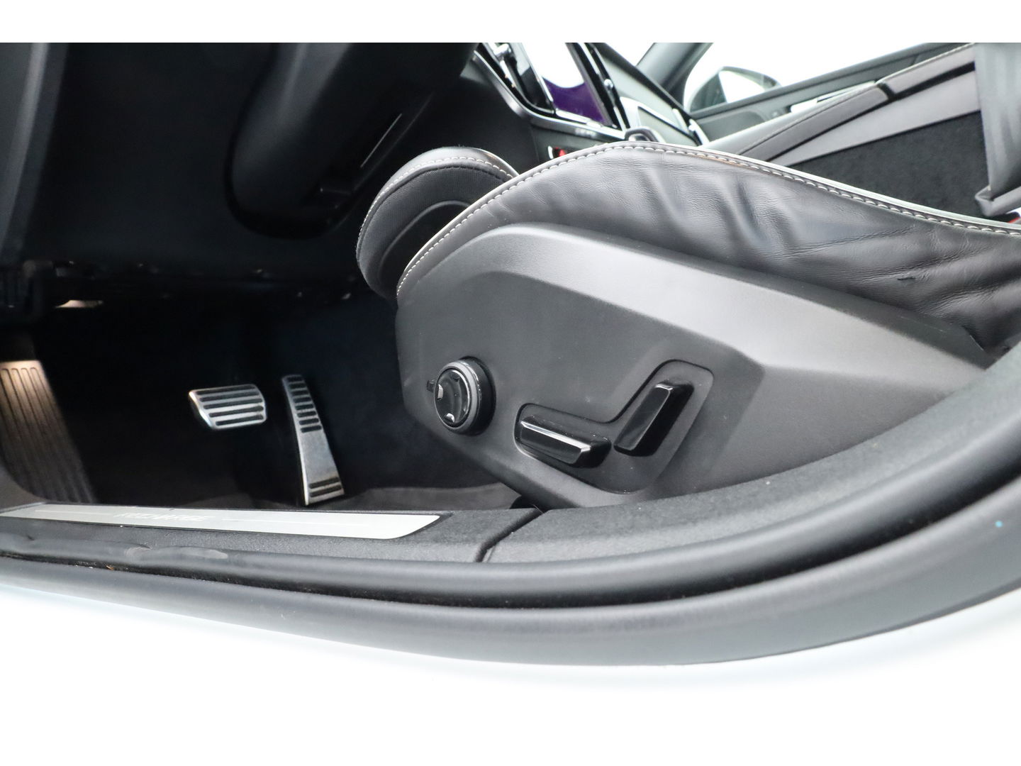 Volvo V60 T8 Recharge R-Design | Memory Seats | Pilot Assist | H&K Audio | Stoel- Stuurverw. | Elek. Trekhaak | Nav + CarPlay