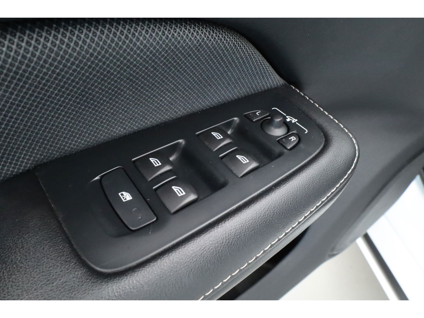 Volvo V60 T8 Recharge R-Design | Memory Seats | Pilot Assist | H&K Audio | Stoel- Stuurverw. | Elek. Trekhaak | Nav + CarPlay