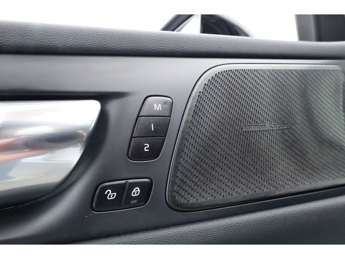 Volvo V60 T8 Recharge R-Design | Memory Seats | Pilot Assist | H&K Audio | Stoel- Stuurverw. | Elek. Trekhaak | Nav + CarPlay