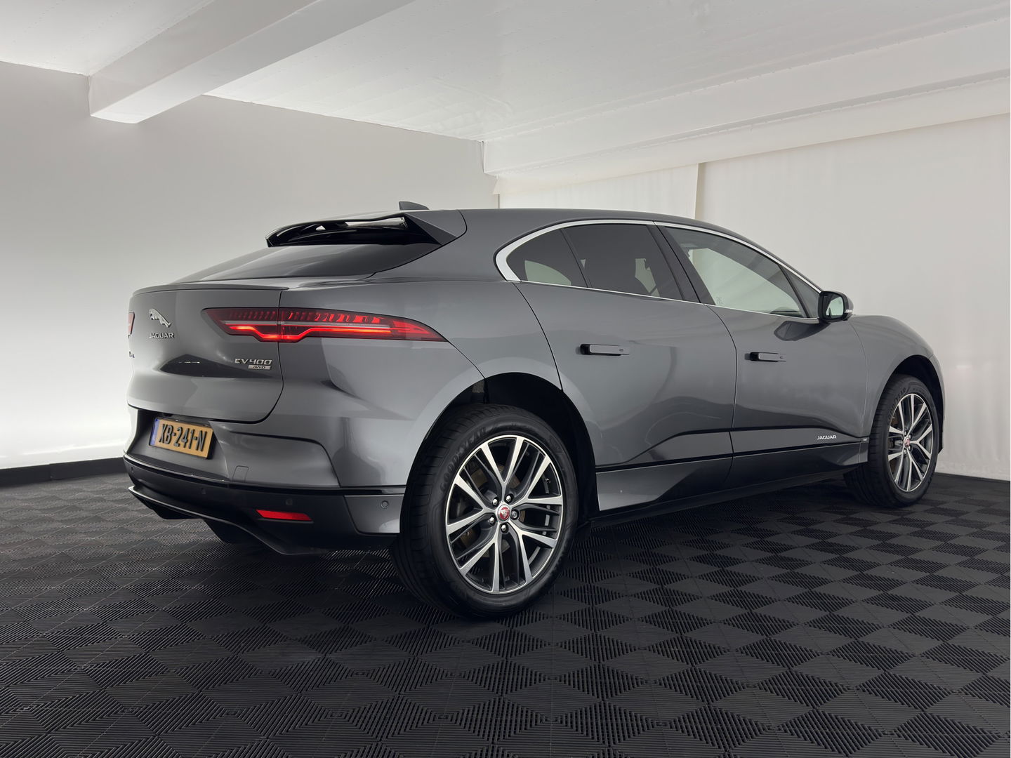 Jaguar I-PACE EV400 HSE 90 kWh AWD (INCL-BTW) *PANO | LEATHER | FULL-LED | MERIDIAN-AUDIO | TOPVIEW | MEMORY-PACK | BLINDSPOT | DIGI-COCKPIT | KEYLESS | DAB+ | NAVI-FULLMAP | ECC | HEATED-COMFORTSEATS | PDC | CCS-FASTLOADER |