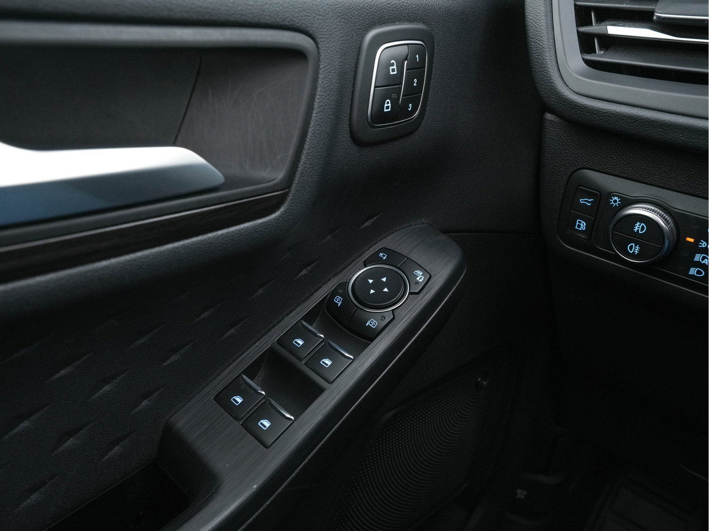 Ford Kuga 2.5 PHEV Vignale (Plug-In) (INCL-BTW) Aut. *PANO | LEATHER | DIGI-COCKPIT | FULL-LED | BANG/OLUFSEN-AUDIO |  HEAD-UP | KEYLESS | DAB | CARPLAY | NAVI-FULLMAP | MEMORY-PACK | HEATED-COMFORTSEATS | LANE-ASSIST | .