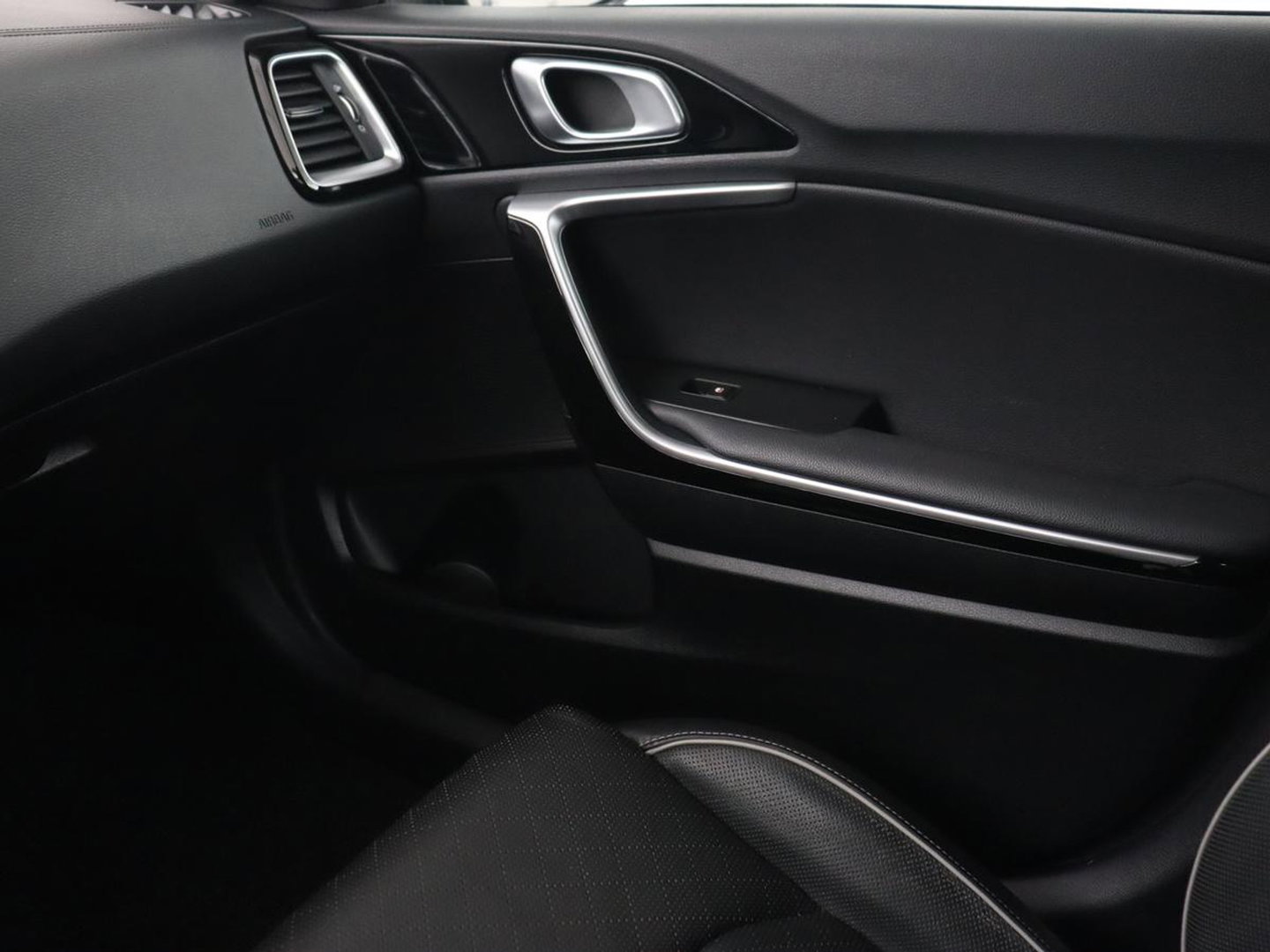 Kia Xceed 1.6 GDi PHEV ExecutiveLine | Stoelventilatie | Leder | Adaptive cruise | Camera | Memory | Achterbankverwarming | Full LED | Keyless | Stuurverwarming | Navigatie | Plug In