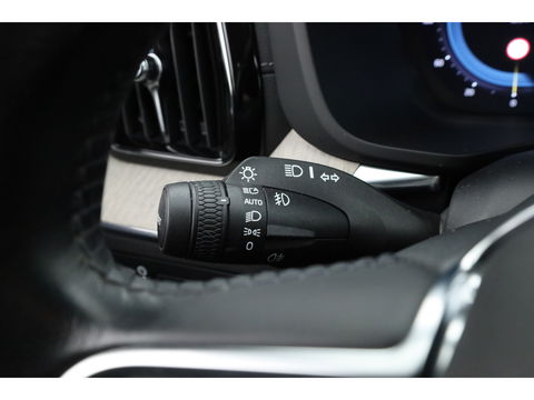 Volvo XC60 2.0 T6 Plug-in hybrid AWD Inscription | Google | Trekhaak | Pano-dak | Camera | Stoel + stuurverwarming |