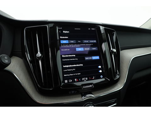 Volvo XC60 2.0 T6 Plug-in hybrid AWD Inscription | Google | Trekhaak | Pano-dak | Camera | Stoel + stuurverwarming |