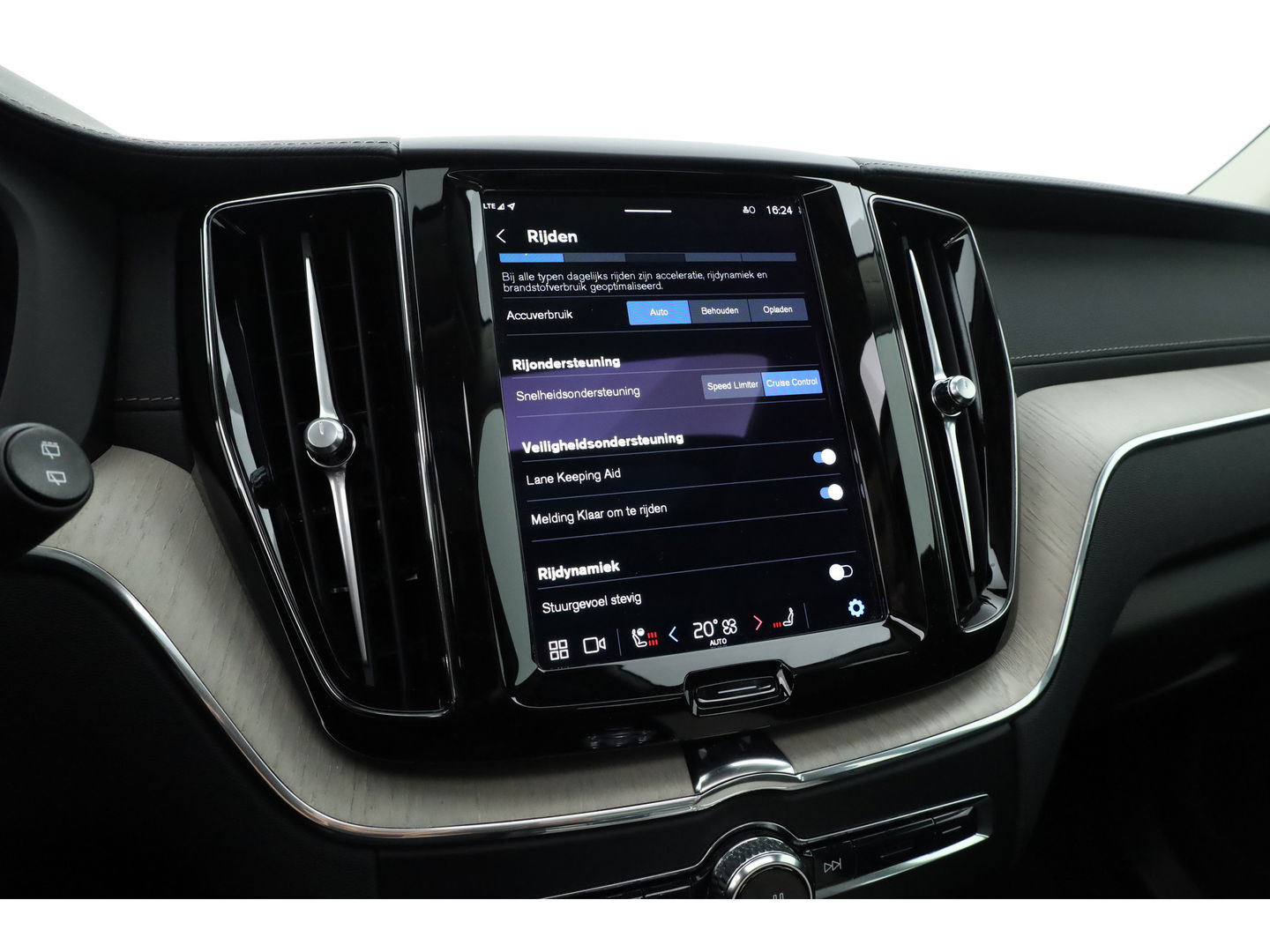 Volvo XC60 2.0 T6 Plug-in hybrid AWD Inscription | Google | Trekhaak | Pano-dak | Camera | Stoel + stuurverwarming |