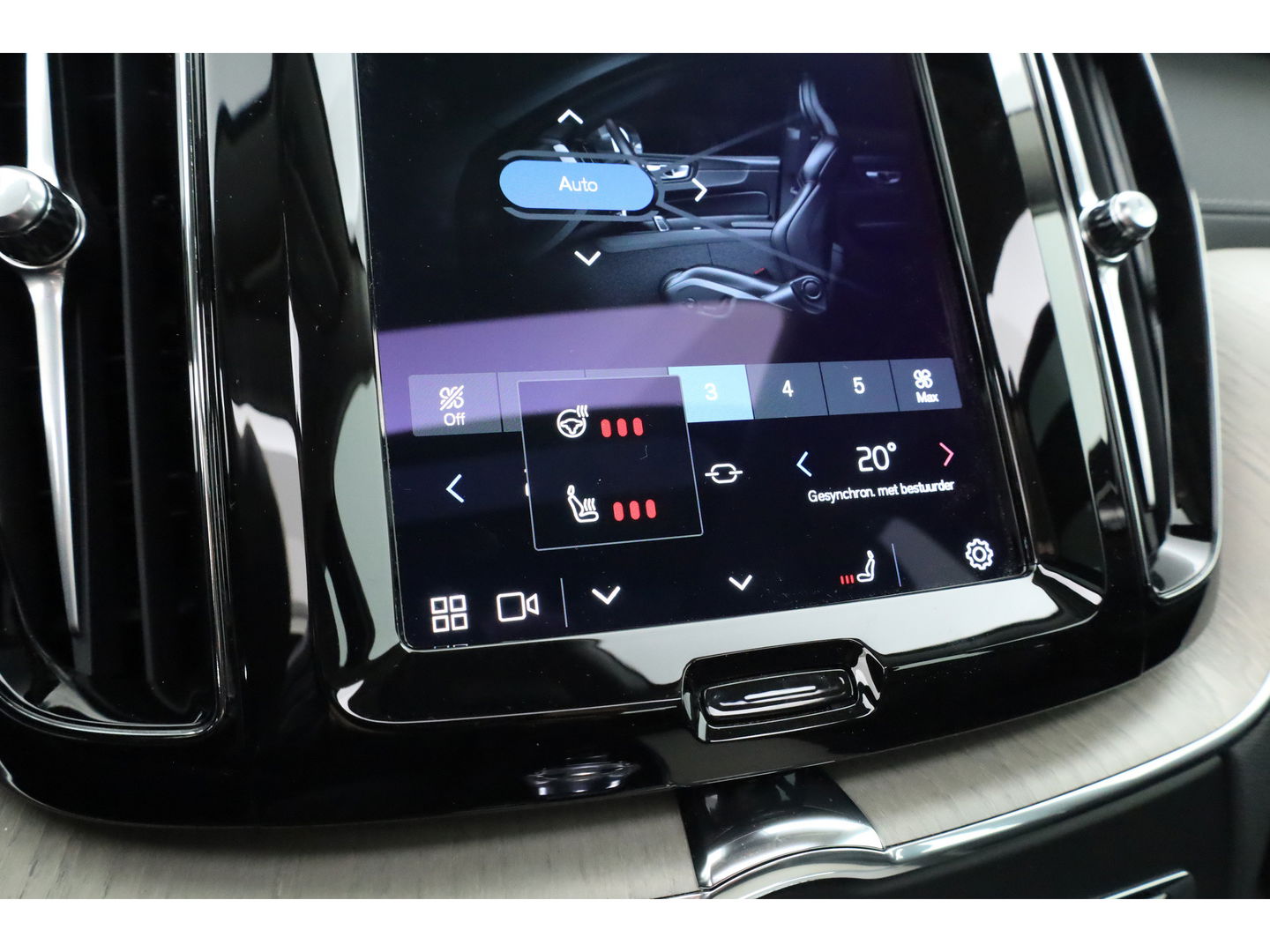 Volvo XC60 2.0 T6 Plug-in hybrid AWD Inscription | Google | Trekhaak | Pano-dak | Camera | Stoel + stuurverwarming |