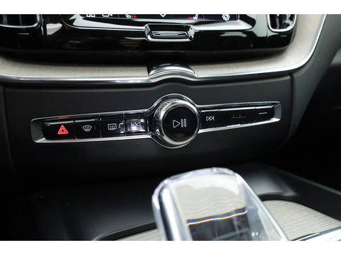 Volvo XC60 2.0 T6 Plug-in hybrid AWD Inscription | Google | Trekhaak | Pano-dak | Camera | Stoel + stuurverwarming |