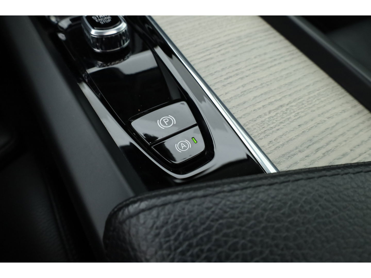 Volvo XC60 2.0 T6 Plug-in hybrid AWD Inscription | Google | Trekhaak | Pano-dak | Camera | Stoel + stuurverwarming |