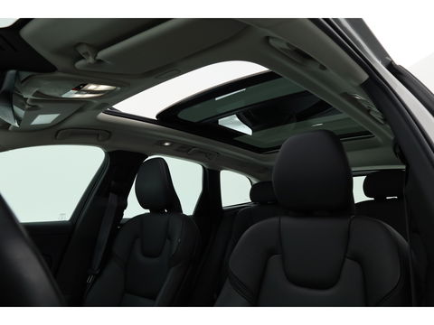 Volvo XC60 2.0 T6 Plug-in hybrid AWD Inscription | Google | Trekhaak | Pano-dak | Camera | Stoel + stuurverwarming |