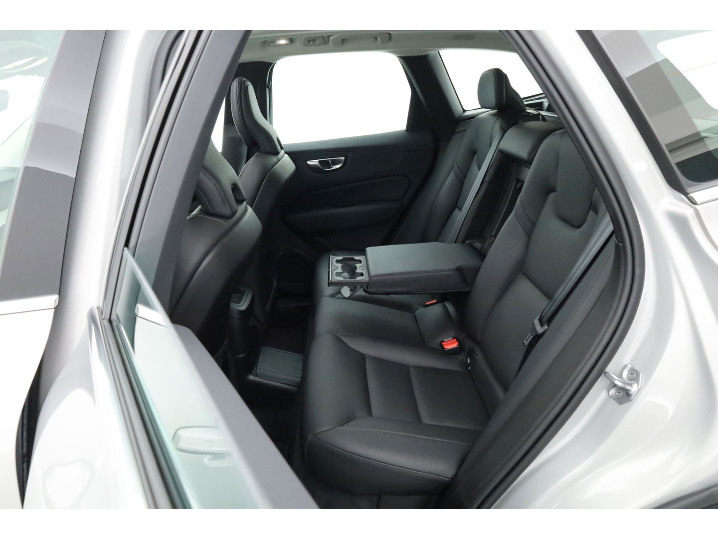 Volvo XC60 2.0 T6 Plug-in hybrid AWD Inscription | Google | Trekhaak | Pano-dak | Camera | Stoel + stuurverwarming |